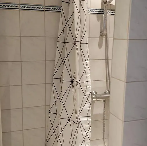 Aps לינה וארוחת בוקר 3*